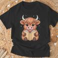 Cute Highland Cow Reading Book T-Shirt Gifts for Old Men