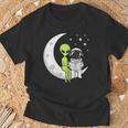 Women's Alien And Astronaut Reading On Moon Kids Sci Fi Book T-Shirt Gifts for Old Men