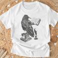 Raven Crow Reading a Magic Book Wizard Animal Bird Reader T-Shirt Gifts for Old Men