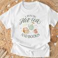 I RUN ON HOT TEA & BOOKS Reader Reading Meme ON BACK T-Shirt Gifts for Old Men I RUN ON HOT TEA & BOOKS Reader Reading Meme ON BACK T-Shirt Gifts for Old Men