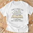 That's What I Do I Read Books And I Know Things Book Lovers T-Shirt Gifts for Old Men