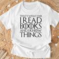 THAT'S WHAT I DO I READ BOOKS AND I KNOW THINGS T-Shirt T-Shirt Gifts for Old Men
