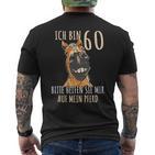 Ich Bin 60 Bitte Helfenie Mir Auf Mein Pferd 60 Jahre T-Shirt mit Rückendruck