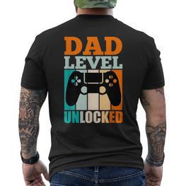 Dad Level Hatater 2026 Gaming-Vater Freigeschaltet T-Shirt mit Rückendruck - Seseable
