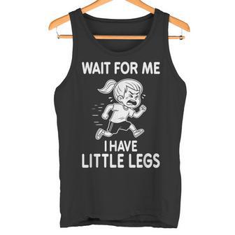 Divertida Chica Meme De Piernas Cortas Espérame Tengo Piernas Pequeñas Camiseta sin mangas - Regaloses