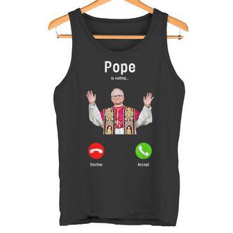 Pope Leo Xiv Is Calling Catholic Humor メンズ レディース タンクトップ - Kawaiitshirt