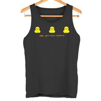 Keep Yourocial Distance 3つのイエローラバーダックグラフィック タンクトップ - Kawaiitshirt
