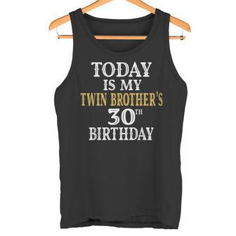 La Fiesta De Cumpleaños Número 30 De Hoy Es Mi Hermano Gemelo 30 Años Camiseta sin mangas - Regaloses