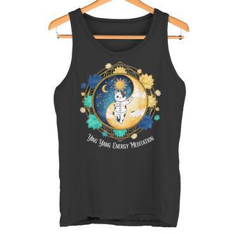 Life Happens 太極拳は猫陰陽エネルギー瞑想を助ける タンクトップ - Kawaiitshirt