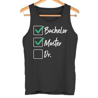 Master Abschluss Doktorand Geschenk Checkliste Tank Top - Seseable