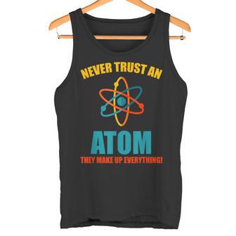 Never Trust An Atom グラフィック皮肉tシャツ タンクトップ - Kawaiitshirt