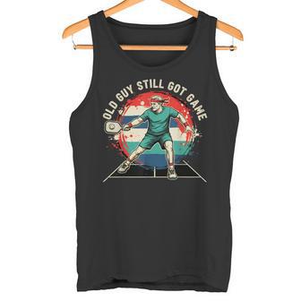 Old Guytill Got Game Pickle Ball メンズ タンクトップ - Kawaiitshirt