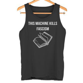 This Machine Kills Fascism 本読書 反トランプ タンクトップ - Kawaiitshirt