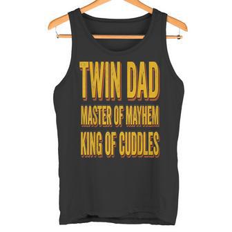 Twin Dad 父の日 ツインダッド メイヘムのマスター 抱きしめる王様 タンクトップ - Kawaiitshirt