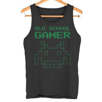 オールドビンテージスクールゲーマー-レトロスペースエイリアンインベーダー タンクトップ - Kawaiitshirt