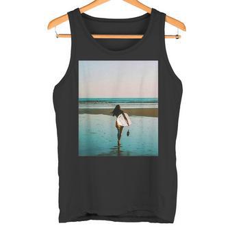 サーファー ガール（写真 リアルフォト）【Surfide サーフサイド】サーフィン 夏・海 ビーチ 砂浜 おしゃれ タンクトップ - Kawaiitshirt