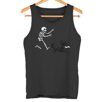スケルトンハロウィーンを実行している面白いチワワ タンクトップ - Kawaiitshirt