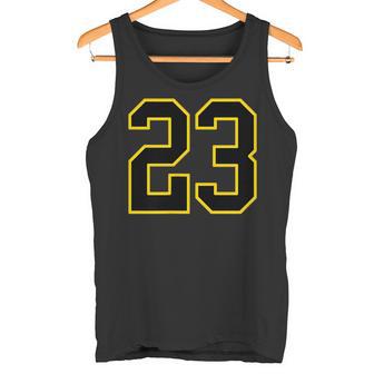 ブラックとイエローのカレッジスポーツスタイルの23番。 タンクトップ - Kawaiitshirt