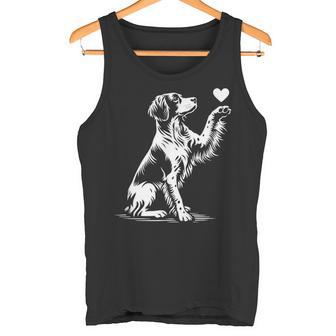 ブリタニー スパニエル お座り犬の心愛のグラフィック デザイン タンクトップ - Kawaiitshirt