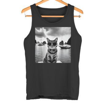 ベトナムのハロン湾でサングラスをかけた猫 タンクトップ - Kawaiitshirt
