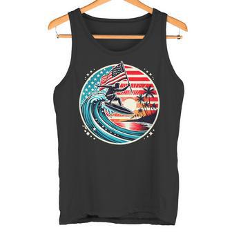 最高のサーフグラフィック アメリカ国旗 サーフィン サーフボード バケーション タンクトップ - Kawaiitshirt
