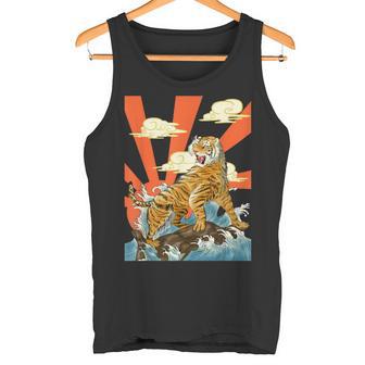朝日を背景に、波の上を轟かせる雄大な虎。 タンクトップ - Kawaiitshirt
