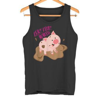 泥遊びをする子豚 すべての瞬間を楽しみましょう！ タンクトップ - Kawaiitshirt