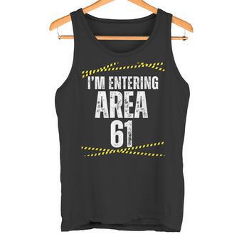 私は61歳の誕生日 おもしろい エリアに入ってる 61歳 タンクトップ - Kawaiitshirt