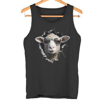 羊が穴から覗いています 農夫 羊飼い 飼い Coolheep Portrait タンクトップ - Kawaiitshirt