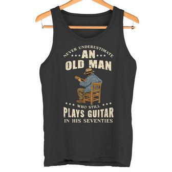 老人はギターを弾く セブンティーズ・ギタリストを過小評価するな タンクトップ - Kawaiitshirt