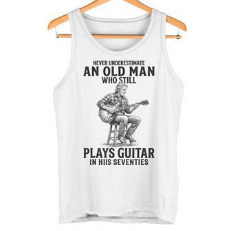 Never Underestimate An Old Man Who Who Guitar タンクトップ - Kawaiitshirt
