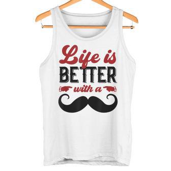 Jeux De Mots Drôles Dhommes Et De Blagues De Papa Laie Est Meilleure Avec Une Moustache Débardeur e - Cadeauxyz