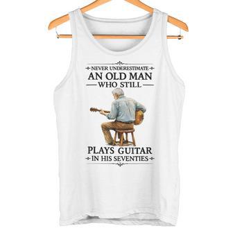 まだギターを弾く老人 70年代 おじいちゃん ヴィンテージ タンクトップ - Kawaiitshirt