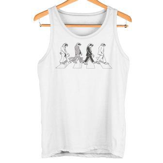 アビーロードの横断歩道を渡る4匹のナマケモノ タンクトップ - Kawaiitshirt