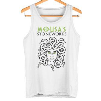 メドゥーサの石造物 面白いギリシャ神話 タンクトップ - Kawaiitshirt