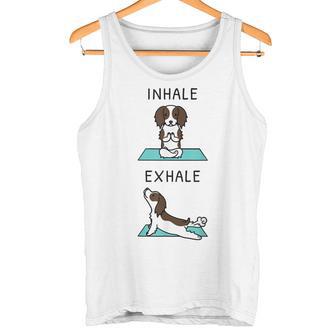 ヨガ吸い込む息を吐くイングリッシュ・スプリンガー・スパニエル犬 タンクトップ - Kawaiitshirt
