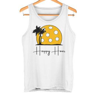 楽しいピックルボールシャツ、Happy Hour、大きなピックルボールの夕日。 タンクトップ - Kawaiitshirt