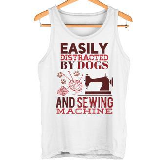 犬やミシンに気を取られやすい おもしろ裁縫 タンクトップ - Kawaiitshirt
