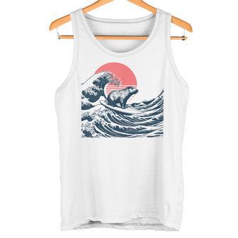 神奈川沖のビッグウェーブでサーフィンをするサーファーのカピバラ タンクトップ - Kawaiitshirt