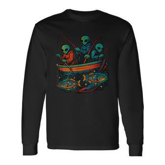 Aliens Pêchant Dans Un Bateau Attrapant Des Poissons Étoilés T-shirt à manches longues - Cadeauxyz