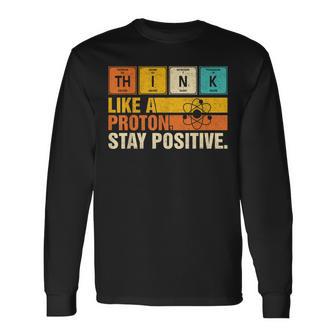 Piensa Como Un Protón Mantente Positivo Divertido Nerd Química Juego De Palabras Camiseta de manga larga - Regaloses