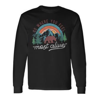 キャンプ おもしろ アウトドア 楽しい 山登り キャンピング 生きていると感じるところへ行く 長袖Tシャツ - Kawaiitshirt