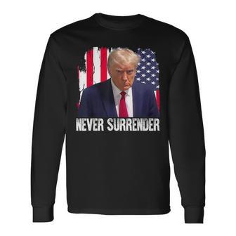 トランプは決して降伏しない 共和党大統領ドナルド・トランプ 長袖Tシャツ - Kawaiitshirt