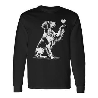 ブリタニー スパニエル お座り犬の心愛のグラフィック デザイン 長袖Tシャツ - Kawaiitshirt