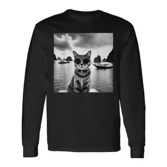 ベトナムのハロン湾でサングラスをかけた猫 長袖Tシャツ - Kawaiitshirt