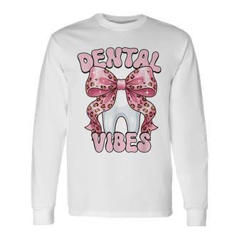 Dentalibes 歯 ピンク ヒョウ柄 弓 歯科医 長袖Tシャツ - Kawaiitshirt
