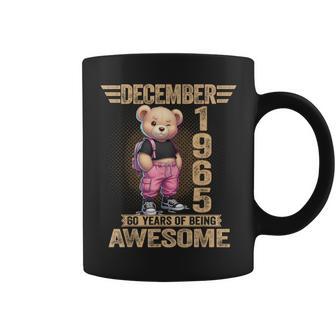 1965年12月 60歳の誕生日 60歳のテディベア Being Awesome コーヒーマグ - Kawaiitshirt