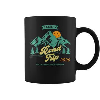 Fun Matching Family Road Trip 2026 Coordinateur Des Médiasociaux Tasse - Cadeauxyz