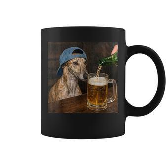 Galgo Bebiendo Cerveza Divertido Perro Galgo Meme In Mangas Taza de café - Regaloses