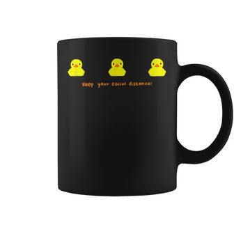 Keep Yourocial Distance 3つのイエローラバーダックグラフィック コーヒーマグ - Kawaiitshirt